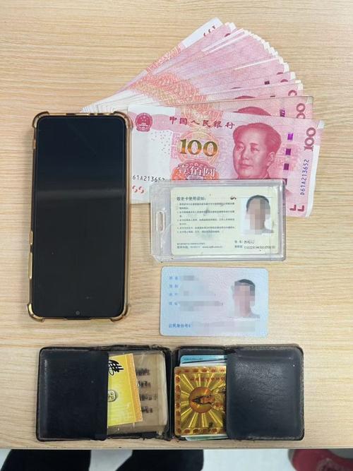 新奥2025今晚开奖资料和熊闯入家中上桌偷吃与熊闯入家中上桌偷吃食物
